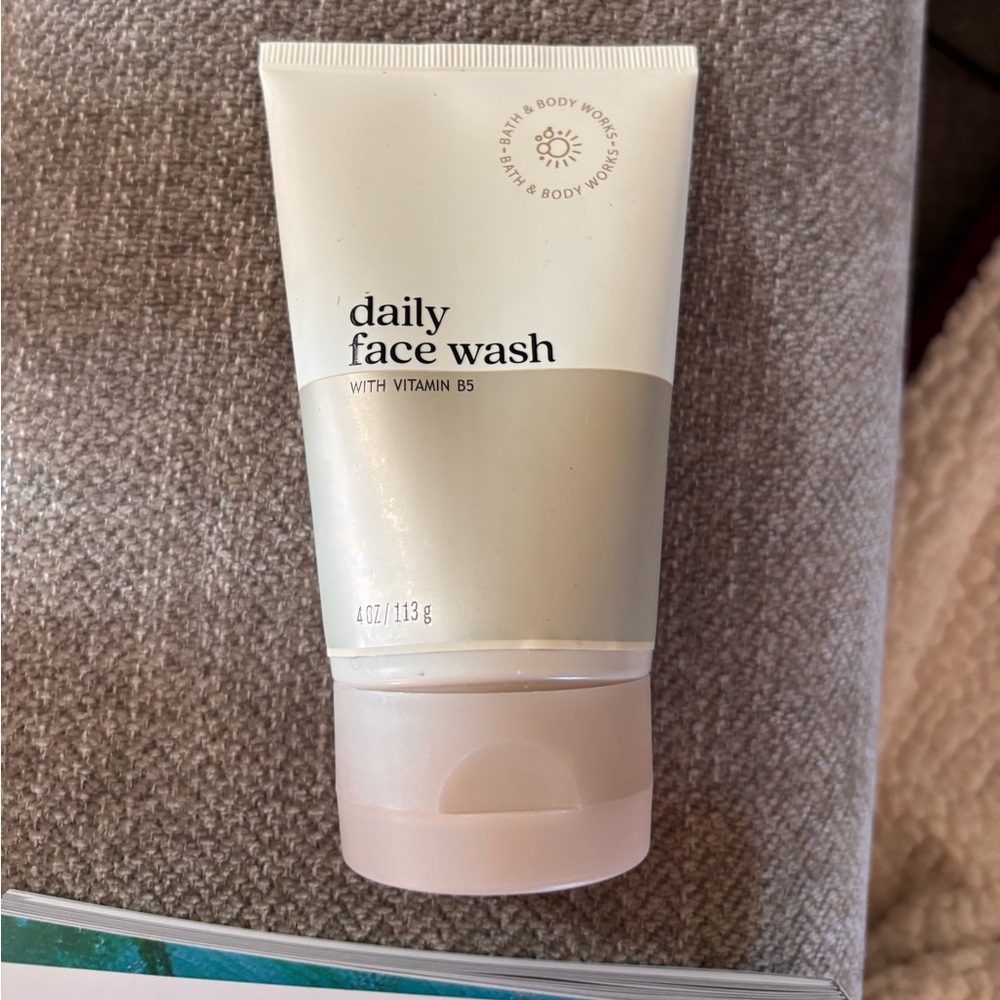 Bath and Body Works Daily Face Wash
 Vitamin B5 new